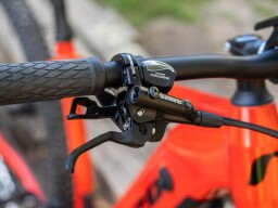 ROZZO VOLT 970 červená metalíza